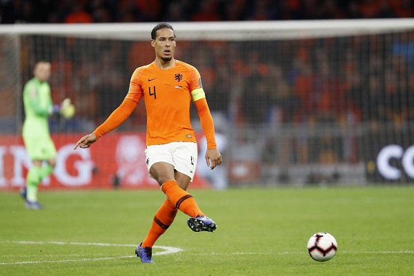 为什么足球场上的队长会带着一个袖标？