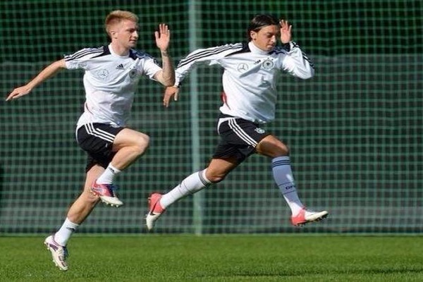 足球中前腰和后腰有什么区别？