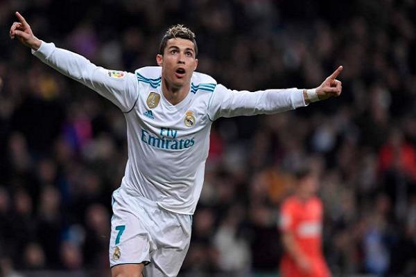 欧冠如何在小组赛中确保晋级淘汰赛阶段的竞争力？