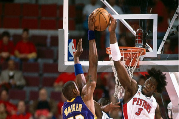 篮球盖帽时球权是进攻球队还是防守球队？