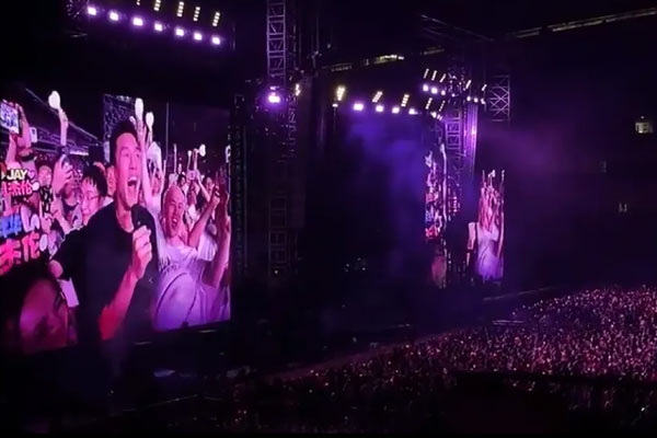 郭艾伦助阵周杰伦演唱会：热情高歌引发争议