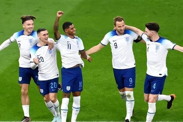 为什么足球更多球队选择采用三后卫阵型？