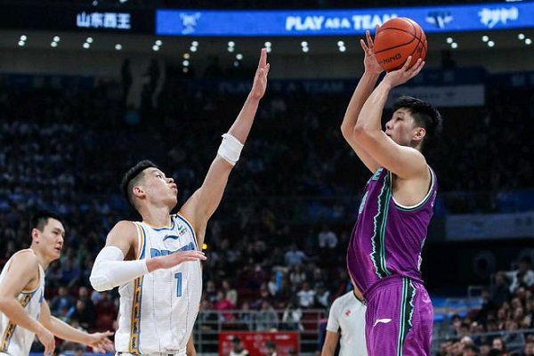 CBA球员的工资水平与中国足球队相比存在哪些差距？