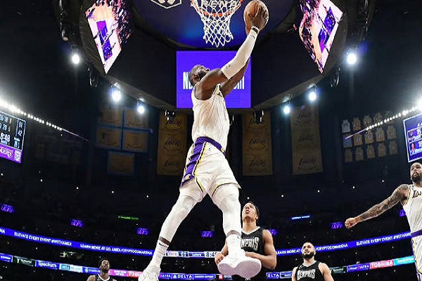 詹姆斯入选过NBA防守一阵吗？