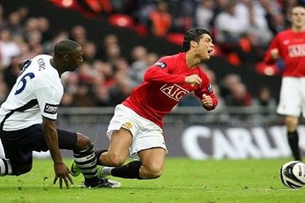 足球比赛中，为什么运动员会选择演技性倒地来取得点球机会？