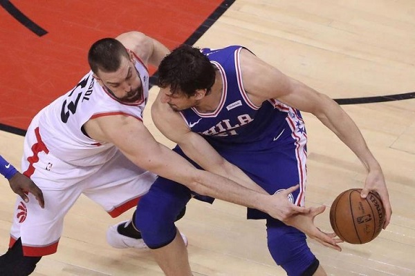 篮球技术犯规和违体犯规哪个更严重？