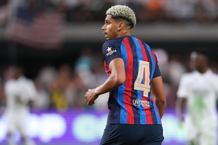 记者：弗里克也是人会犯错，选择阿劳霍而非腾森是明显的错误